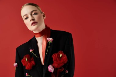 Genç ve güzel bir kadın çiçek modasının zarafetini kucaklıyor..