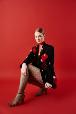 Tarzını zarif bir şekilde canlı çiçeklerle süslüyor..