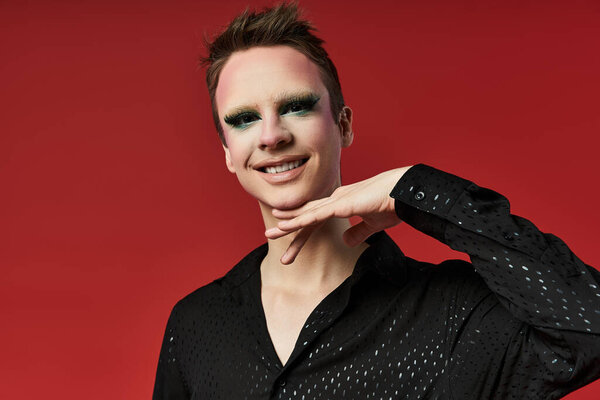 Молодой драг-художник демонстрирует свой уникальный стиль с поразительной позой.