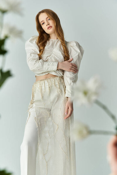 Красивая молодая женщина обнимает цветочную красоту в мягкой, очаровательной атмосфере.