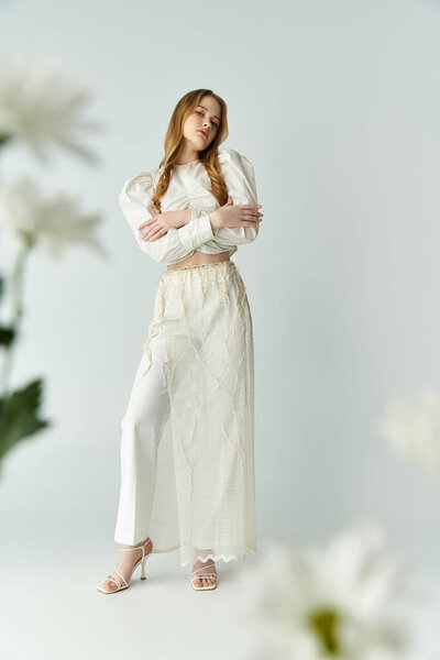 Красивая женщина встречает момент цветами в спокойной атмосфере.