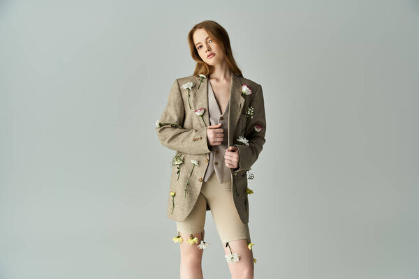 Молодая женщина, украшенная свежими цветами источает изящество и красоту.