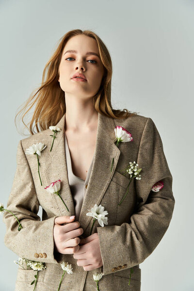 Красивая женщина демонстрирует цветочные украшения на своей шикарной одежде.