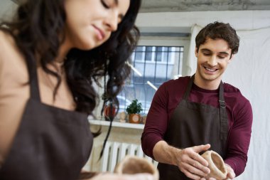 Bir çift birlikte çömlek yapmayı seviyor, sakin bir stüdyo atmosferiyle çevrili..