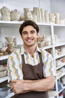 Pottery Stüdyosunda Genç Adam.