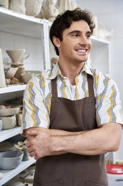 Çömlek atölyesindeki yakışıklı adam..