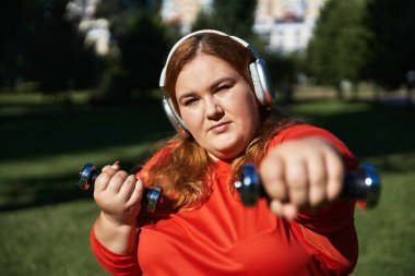 Güzel bir kadın spor yaparken spor yapmayı sever..