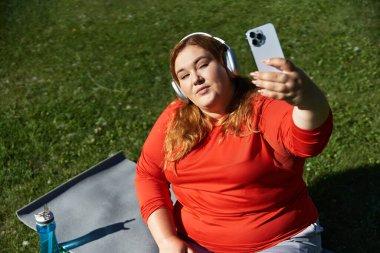 Dışarıda egzersiz yaparken, bu kadın telefonuyla eğlenceli bir anı yakalıyor..