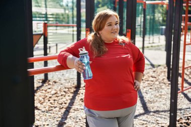 Hayat dolu bir parkta egzersiz yapan enerjik bir kadın..