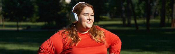 Уверенная в себе женщина занимается на открытом воздухе, улыбаясь и наслаждаясь своей тренировкой в парке.