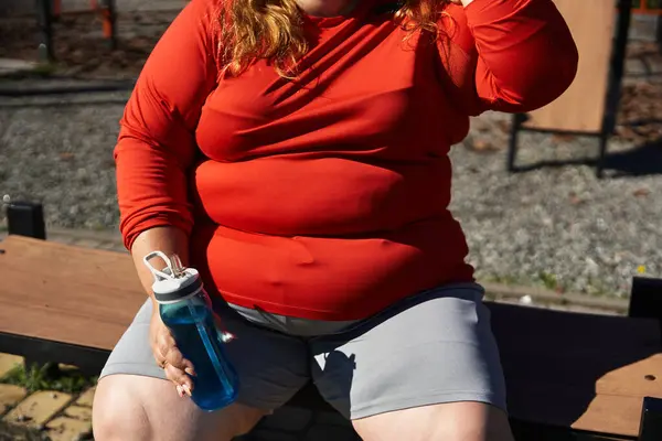 stock image Woman exercises outdoors, embracing fitness and wellness in a vibrant park environment.