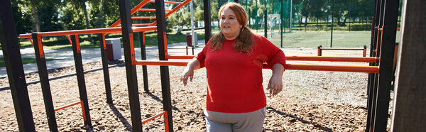 Уверенная в себе женщина упражняется на открытом воздухе, обнимая фитнес среди природы.