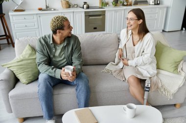 Dostlar kahkahaları ve iletişimi sıcak bir ev ortamında kahve eşliğinde paylaşırlar..
