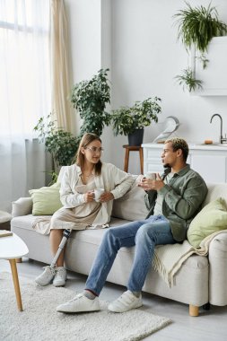 İkili olmayan bir birey bir arkadaşıyla sıcak bir anı paylaşır..