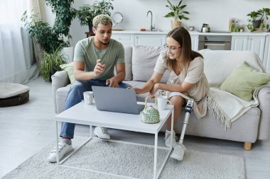 Arkadaşlar düz bir atmosferde dizüstü bilgisayarla canlı bir sohbete girişir..