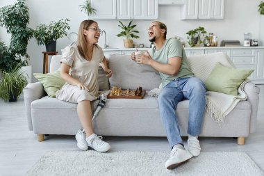 Arkadaşlar evde satranç oynayıp kahkahaları paylaşmanın keyfini çıkarırlar..