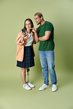 Arkadaşlar neşeli olur, neşeli bir anı akıllı bir telefonla paylaşırlar..