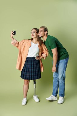 Arkadaşlar birlikte selfie çekerken keyifli bir anı paylaşırlar..
