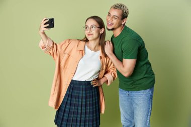 İki arkadaş birlikte eğlenceli bir selfie çekiyorlar..