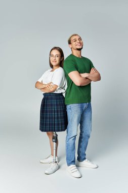 İki arkadaş eğlenceli bir anı güven ve tarzla paylaşır..