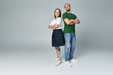 İki arkadaş bir arada durur, dostluğu ve kendini ifade etmeyi kucaklarlar..