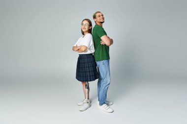 İki arkadaş sırt sırta verip dostluğu ve dayanıklılığı kutluyorlar..