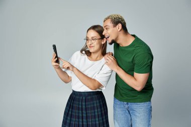 İki arkadaş mutlu mesut selfie çekiyorlar..