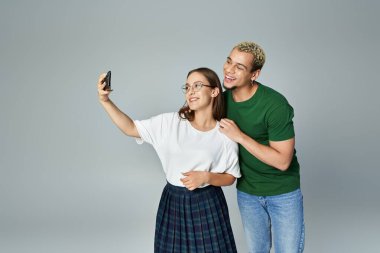 Arkadaşlar kahkahaları paylaşır ve eğlenceli bir selfie çeker..