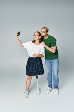 İki arkadaş selfie çekerken keyifli bir anı paylaşıyorlar..