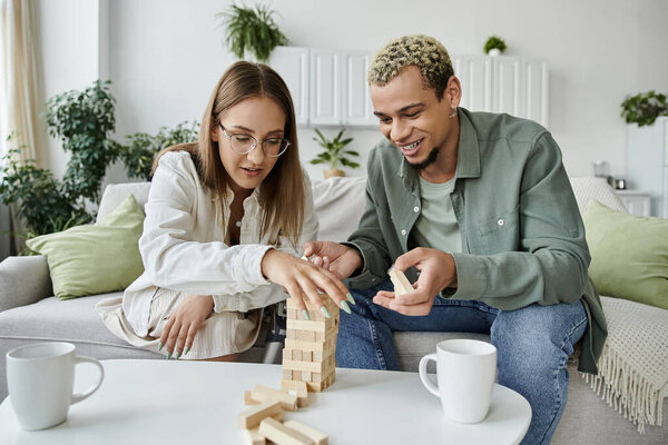 Два друга играют в игру вместе, разделяя смех и теплую атмосферу.