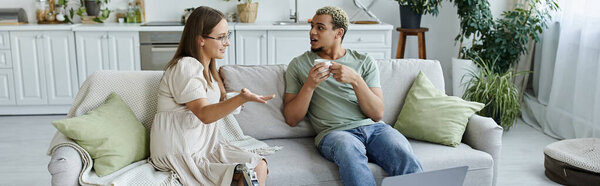 Два друга делятся смехом и историями в уютной домашней обстановке.