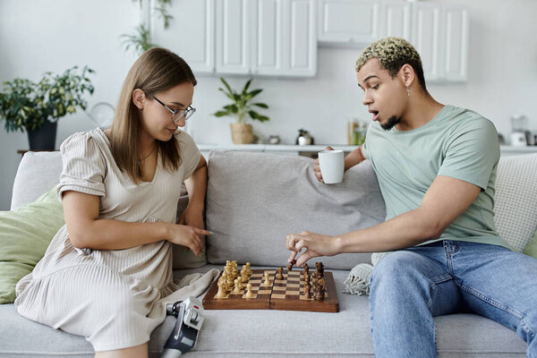 Двое друзей играют в шахматы, расслабляясь в помещении.