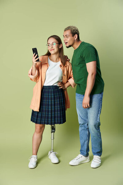 Два друга разделяют момент, взаимодействуя по смартфону.