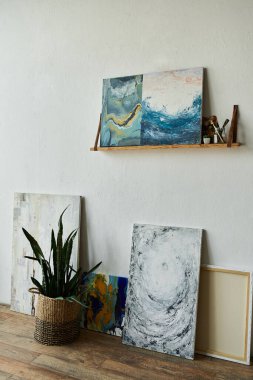 Güzel sanat eserleri ve gür yeşillik.