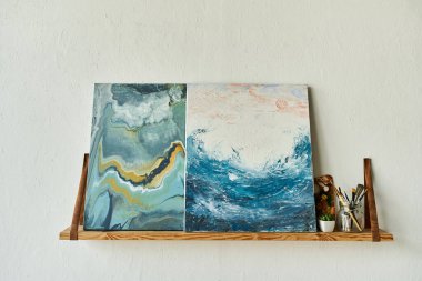 Yaratıcı mekanda fırçalarla sanat eserleri.