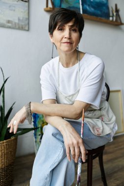 Olgun bir ressam yaratıcılığıyla çevrili sanatsal sığınağında rahatlar..