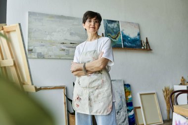 Stüdyodaki bir ressam sanatının ortasında bir anlık ilhamın tadını çıkarıyor..
