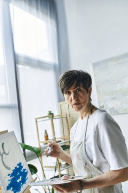 Kendini adamış bir ressam havadar sanat stüdyosunda ilham alıyor..