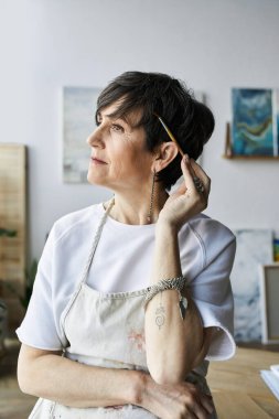 Bir ressam düşünceli bir şekilde yaratıcılığını yansıtır..