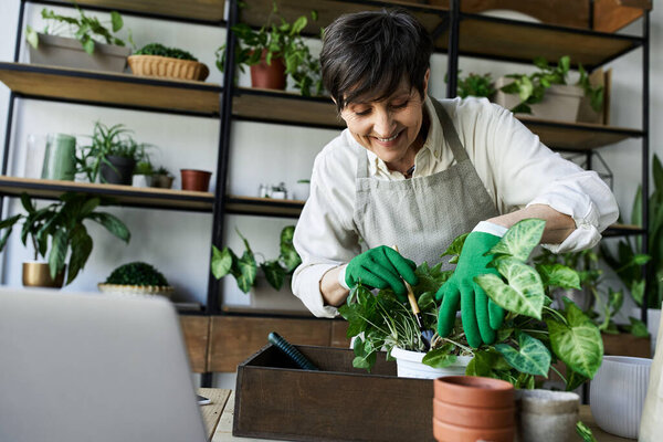 Женщина с любовью заботится о своих ярких растениях в солнечной студии.