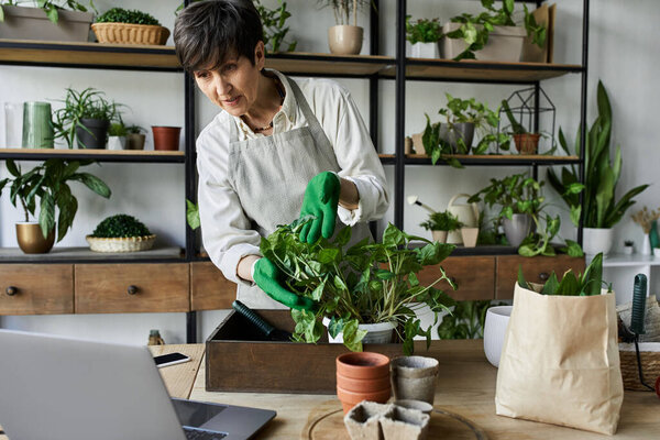 Садовник ухаживает за своими растениями в спокойной студии, полной зелени..