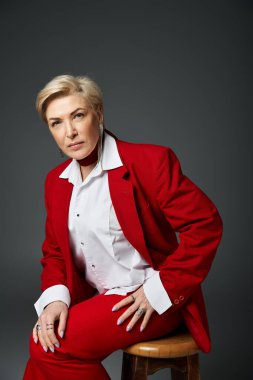 Şık bir kadın şık elbisesini sergiliyor, kendine güveni canlı pozlar veriyor..