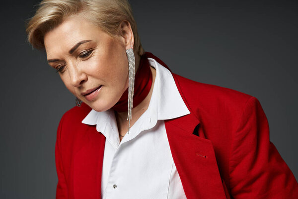 Стильная женщина в изысканном наряде очаровывает своей уравновешенностью и элегантностью на модном сборище.