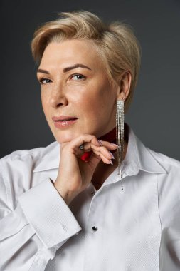 Zarif bir kadın sofistike tarzını sergiliyor, kendine güveni ve duruşuyla.