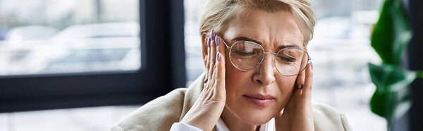 Элегантная женщина в стильной одежде созерцает свой день, демонстрируя признаки стресса и усталости.