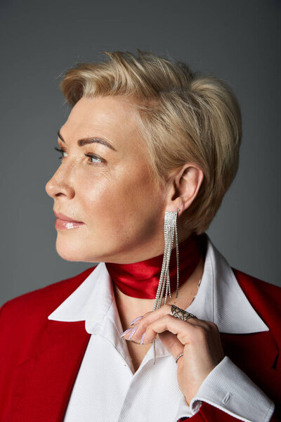 Элегантно одетая женщина усиливает свой стиль смелыми аксессуарами, излучая уверенность.