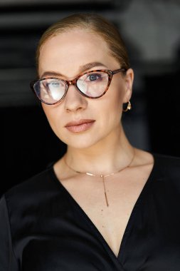 Kendine güveni tam ve cüsseli bir kadın modern ofisteki görevlerine odaklanır, hırsı ve zarafeti somutlaştırır..