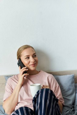 Genç, güzel, iri yarı bir kadın evinde dinleniyor, çayını yudumluyor ve telefon görüşmesinin tadını çıkarıyor..