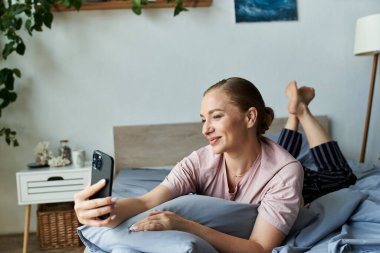 Büyük beden bir kadın evinde eğlenmekten zevk alır. Keyifli bir selfie çekerken uzanır..