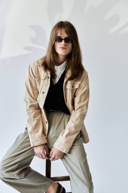 Genç bir adam yaratıcı bir çevreye güvenerek şık bir şekilde poz verir..